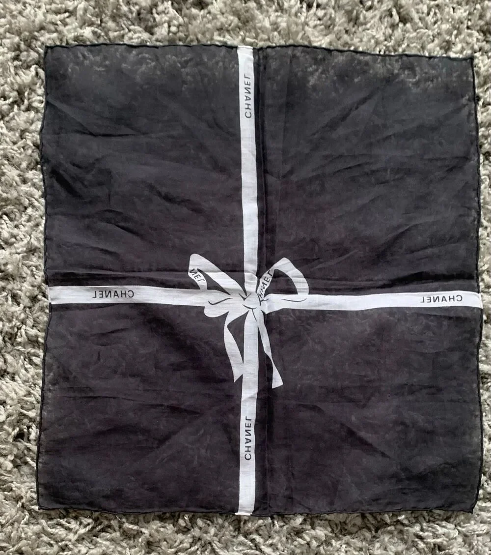 CHANEL logo pocket